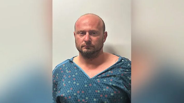 Aggredisce il padre con una balestra e si dà alla fuga negli Stati Uniti: fermato dopo ore di ricerche