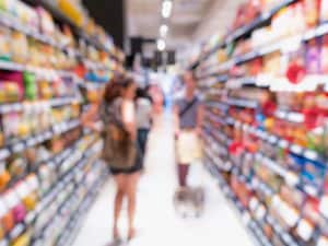 Scivola su chicchi d’uva in un supermercato a Taranto e si frattura l’omero: risarcita con 23mila euro