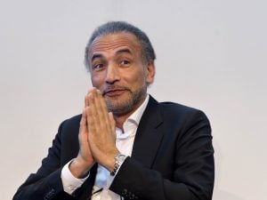 Parigi, condannato a 18 anni di carcere l’islamologo Tariq Ramadan: ha stuprato tre donne