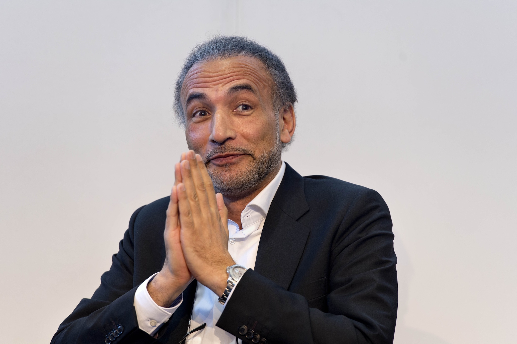Parigi, condannato a 18 anni di carcere l'islamologo Tariq Ramadan: ha stuprato tre donne
