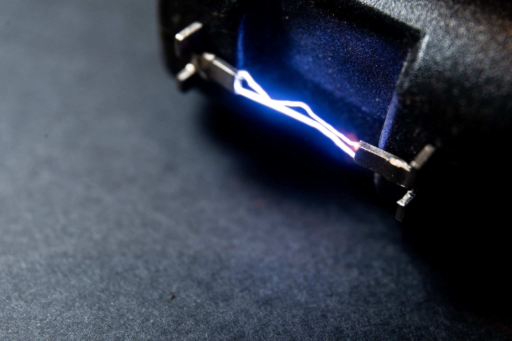 Porta a scuola un taser artigianale e ci "gioca" con un compagno: prof allerta i Carabinieri, sequestrato