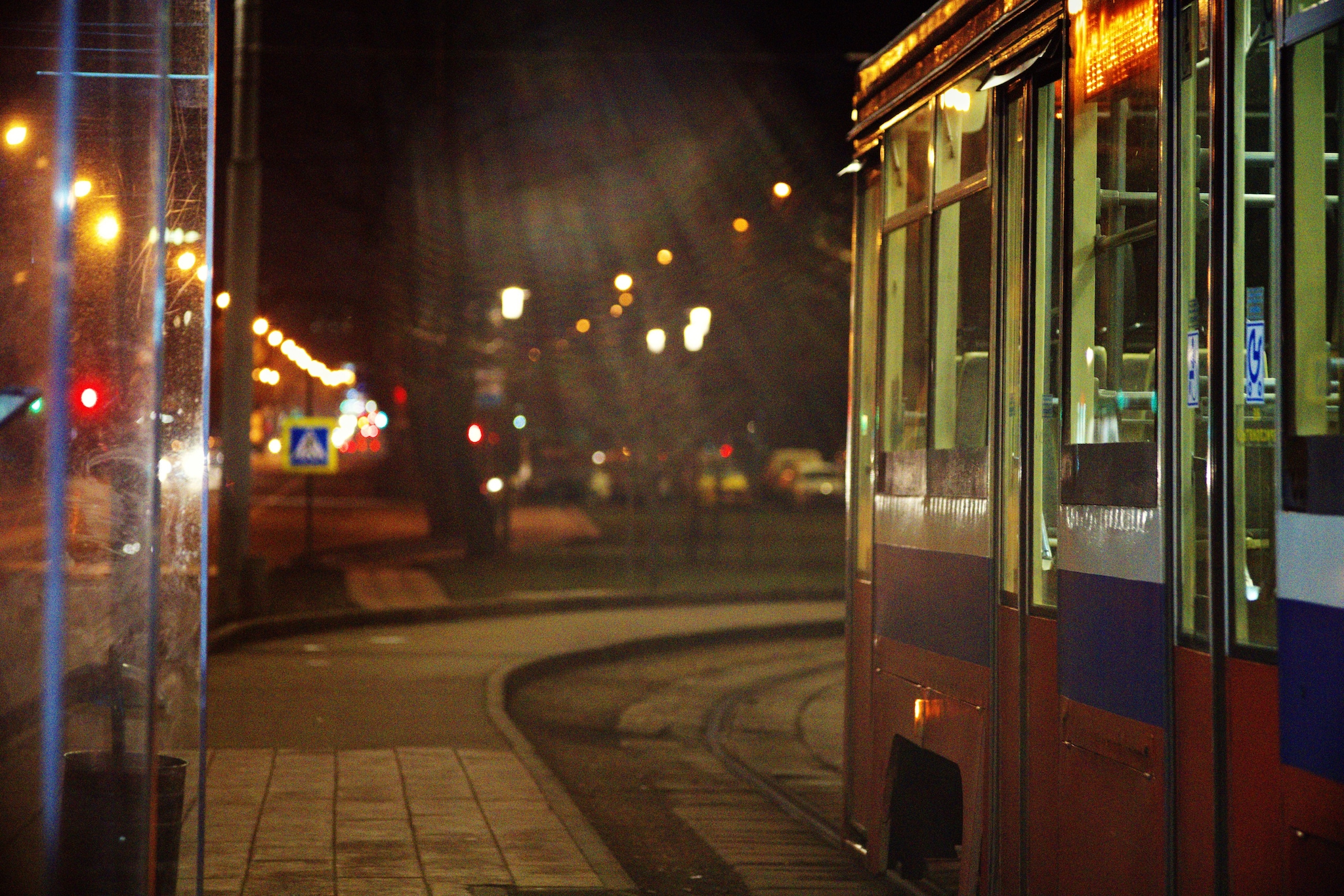 Si addormenta sul tram dopo l’uscita con amici, 17enne trascinato via e violentato: incubo a Firenze