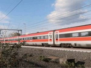 Ritardi fino a 2 ore sull’Alta Velocità tra Milano e Bologna, Trenitalia: “Ci sono persone sui binari”