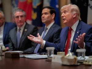 Iran, la guerra in diretta: Trump: “Bene la trattativa, stop attacchi agli impianti energetici per 10 giorni”