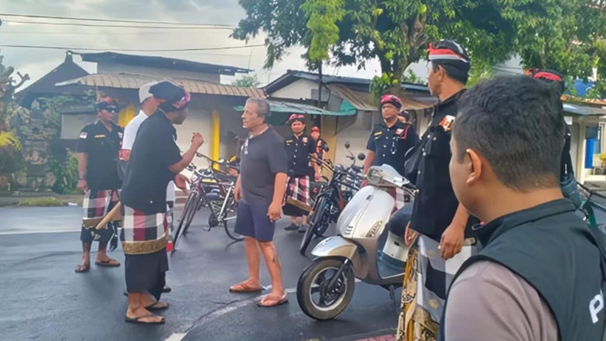 Il turista USA fermato a Bali, Indonesia, dai Pecalang