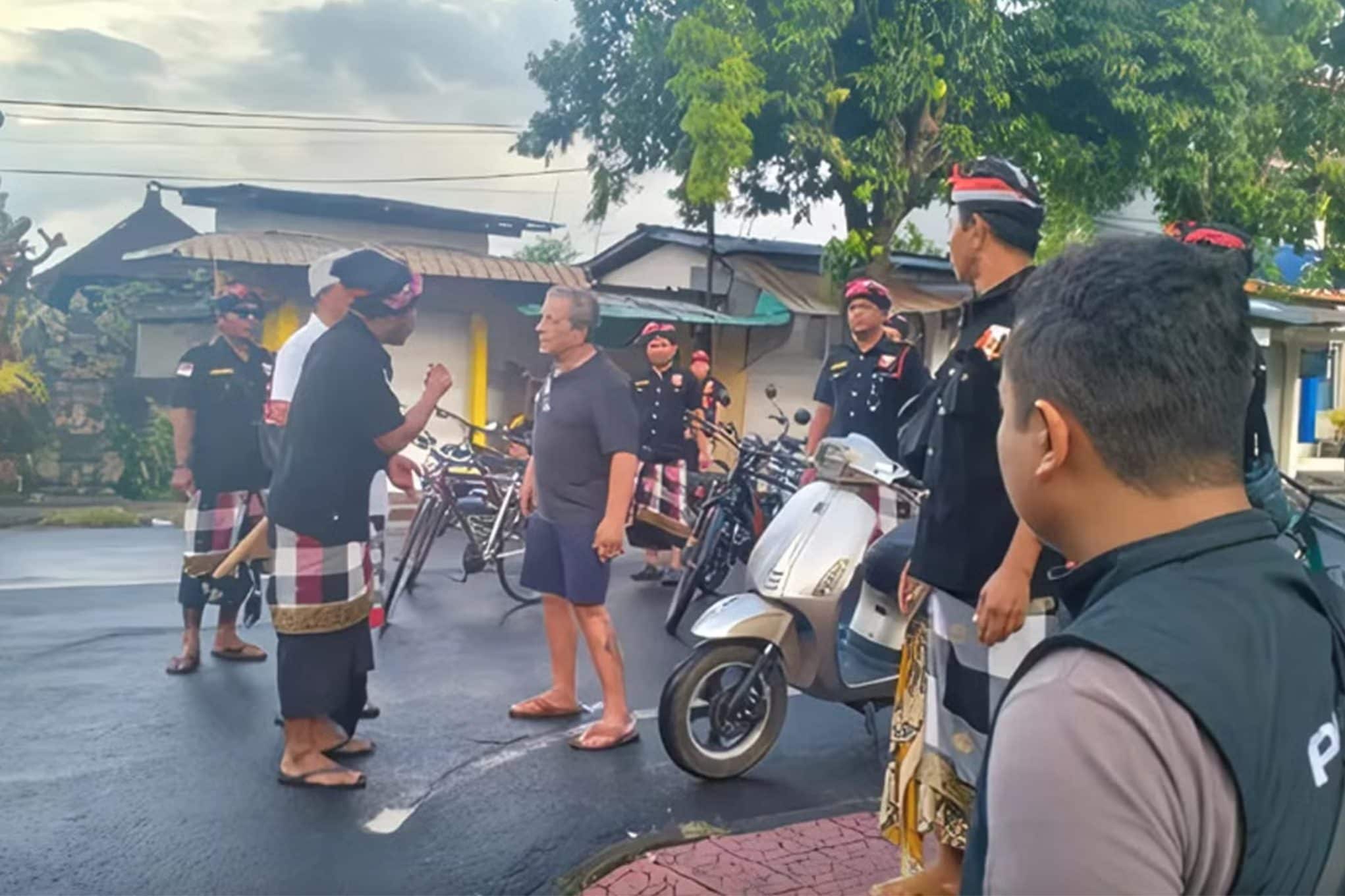 Turista americano arrestato a Bali per aver fatto una passeggiata: ha violato il Giorno del Silenzio