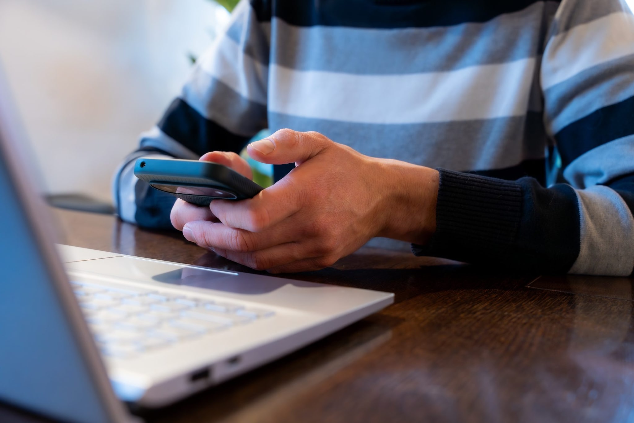 Si finge 17enne su Snapchat e adesca una 11enne: era un 36enne che viveva coi genitori, arrestato a Vicenza