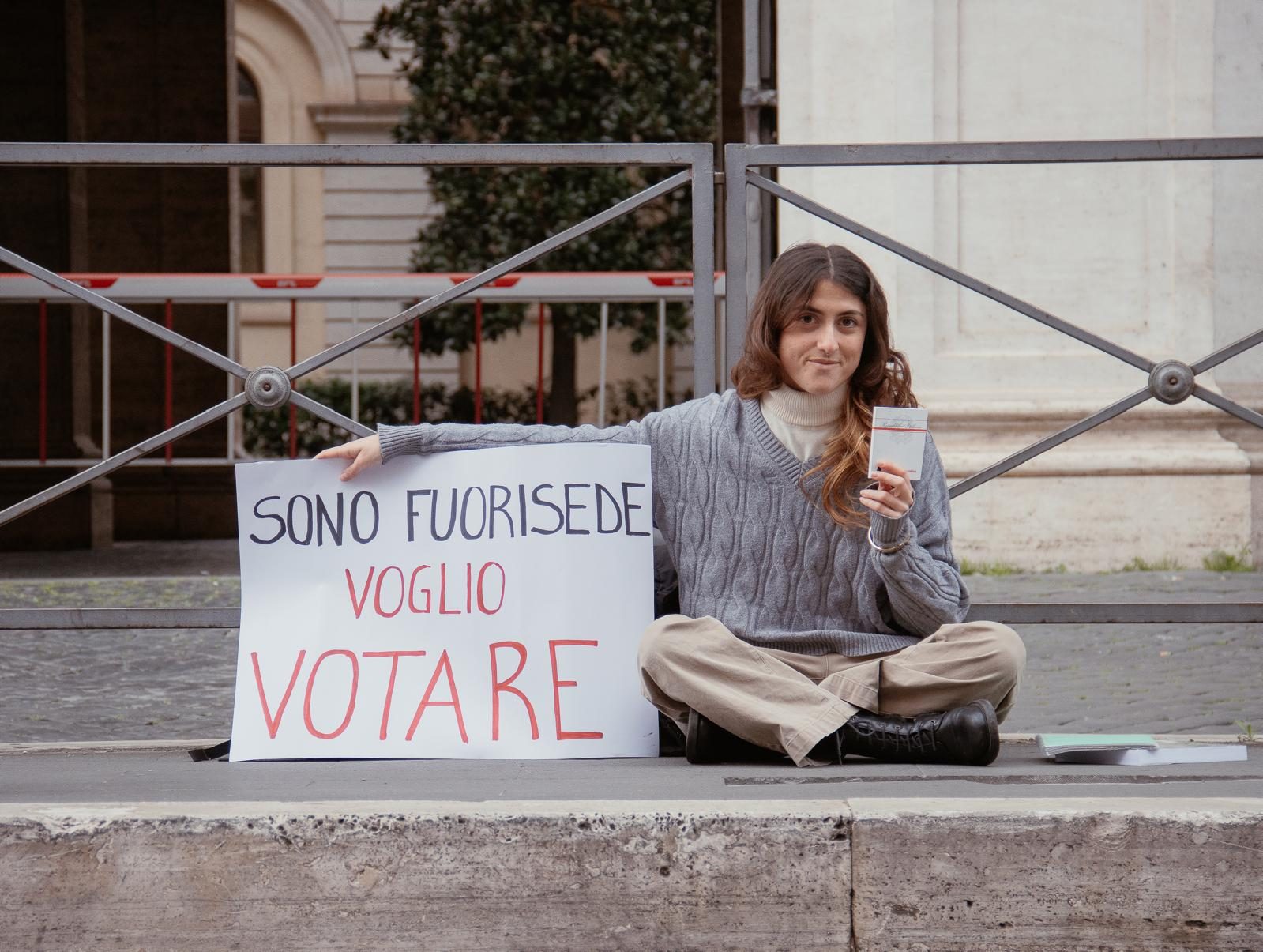Referendum, la protesta dei fuorisede: "Prezzi dei biglietti alle stelle, impossibile tornare a casa per votare"