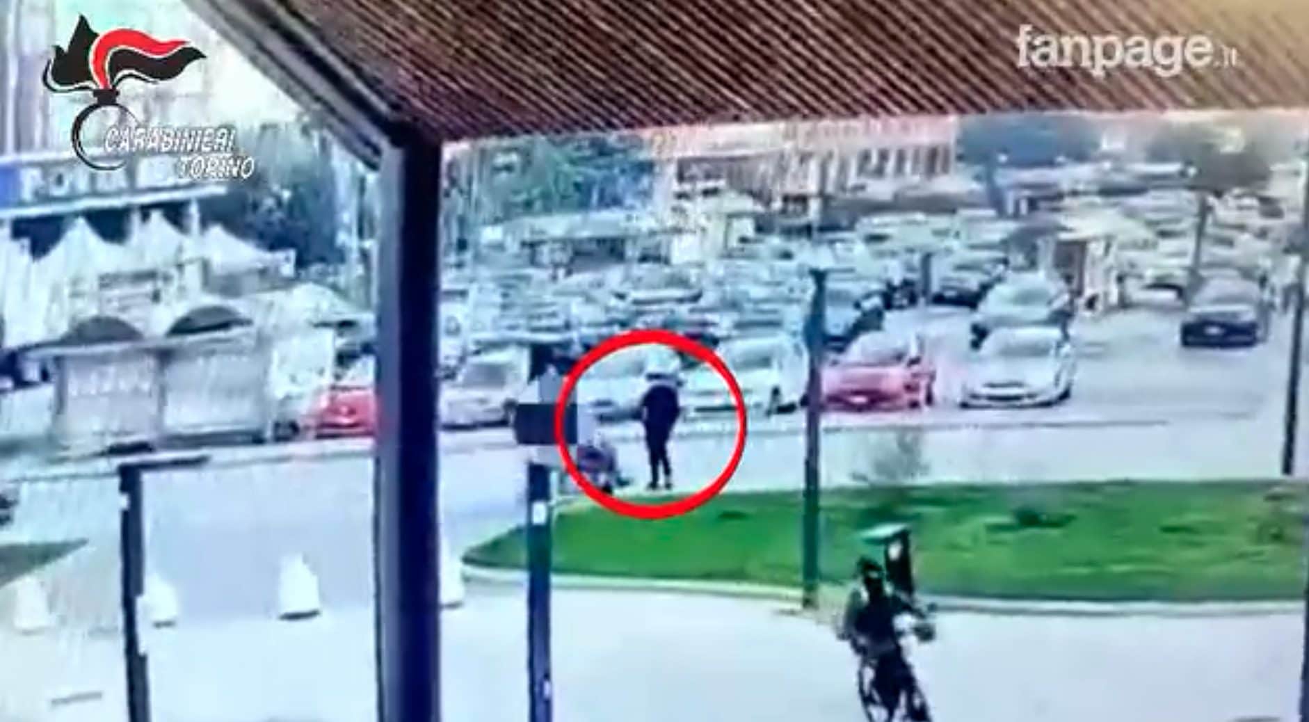 Rapina in monopattino a Torino: strappano due catenine d'oro ad una donna in sedia a rotelle. Il video