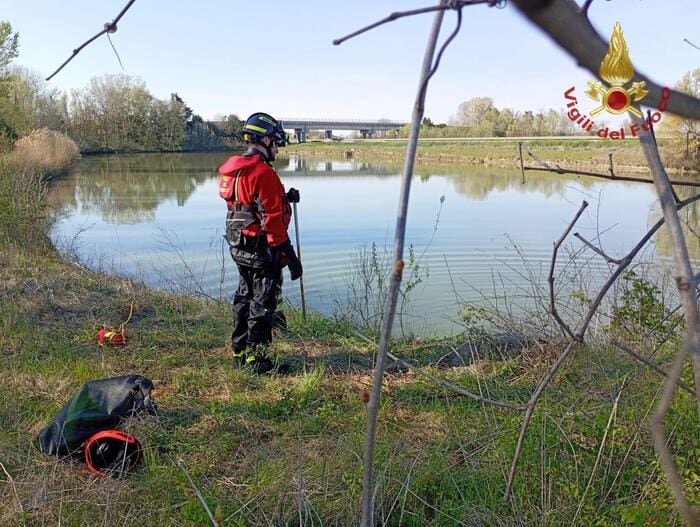 Mamma e figlioletto trovati morti in un laghetto a Rovigo, si indaga per omicidio: lunedì l'autopsia