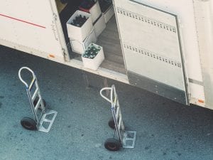 Chianciano, finti corrieri si fanno consegnare 1500 bottiglie di vino pregiato e scappano: fermati dalla Polizia