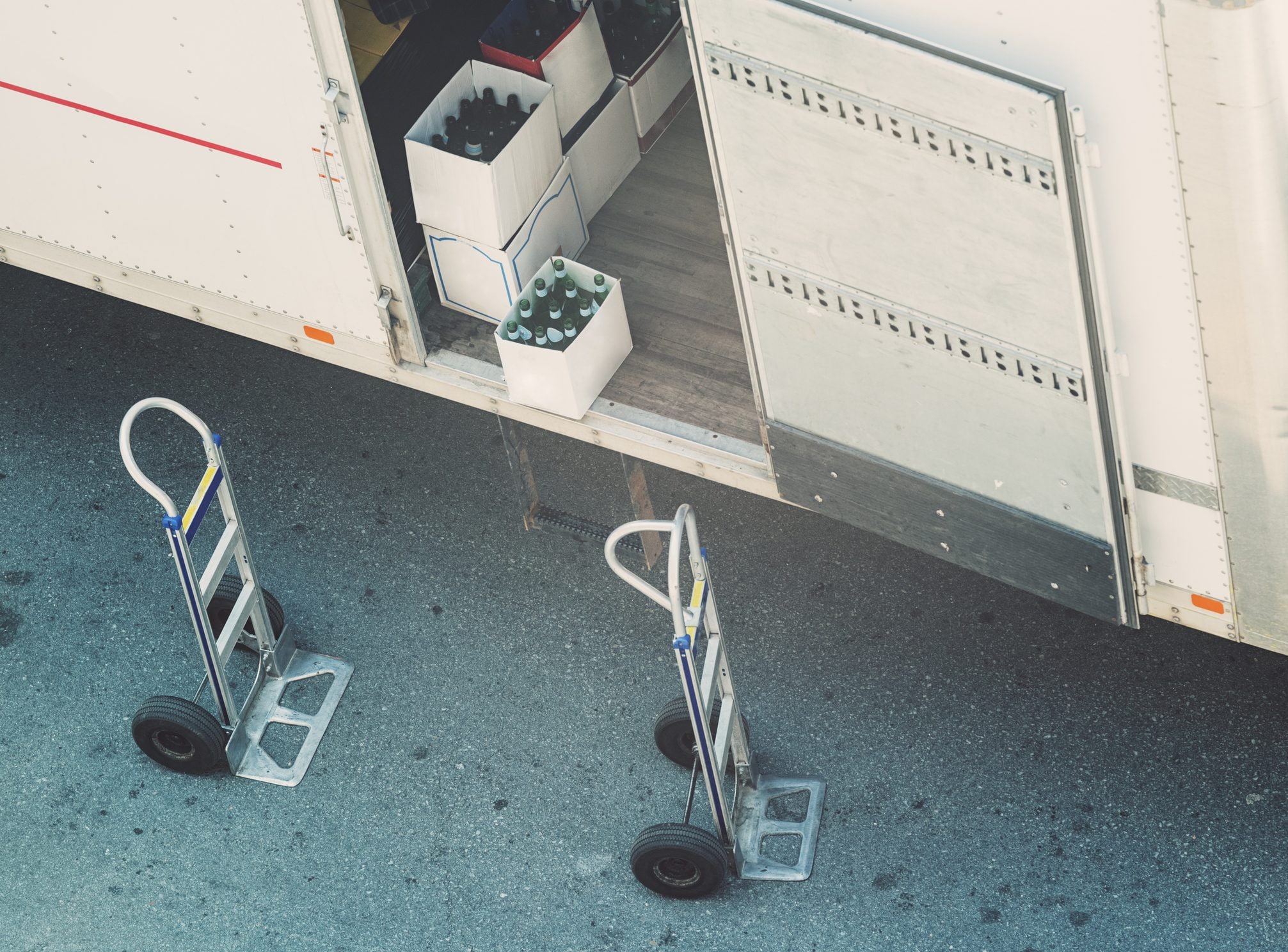 Chianciano, finti corrieri si fanno consegnare 1500 bottiglie di vino pregiato e scappano: fermati dalla Polizia