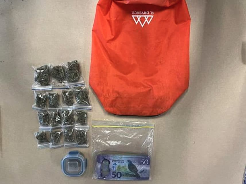 Lasciano zaino con 40 gr di marijuana in un punto raccolta di beneficenza: poi tornano a prenderlo. Arriva polizia