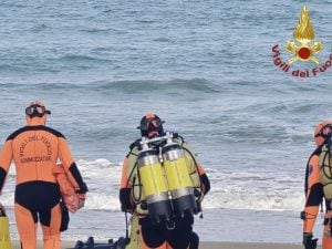 Travolto dalle onde mentre nuota con un’amica, trovato il corpo del 14enne disperso in mare a Noto