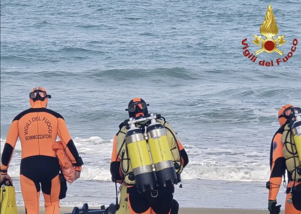 Travolto dalle onde mentre nuota con un'amica, trovato il corpo del 14enne disperso in mare a Noto