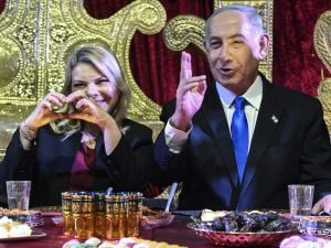 Bibi Files, cosa c’è nel documentario proibito: Netanyahu corrotto tra sigari, gioielli e champagne per la moglie Sara