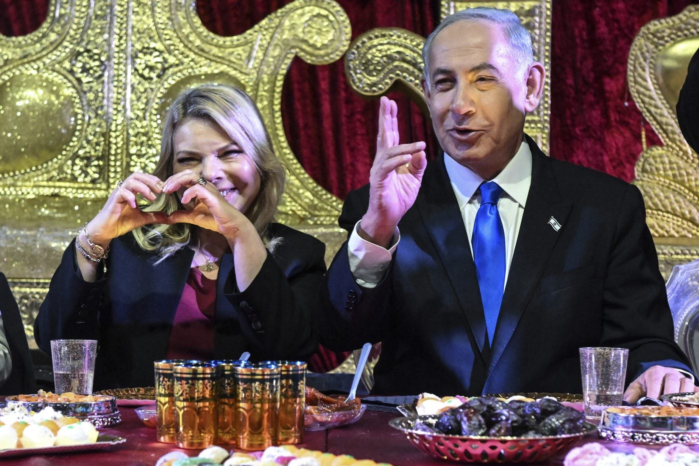 Bibi Files, cosa c’è nel documentario proibito: Netanyahu corrotto tra sigari, gioielli e champagne per la moglie Sara