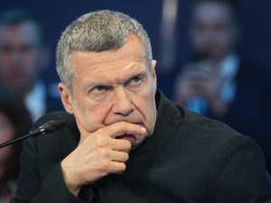 Gli insulti a Giorgia Meloni del conduttore e propagandista russo Solovyov: “Fascista putt…”