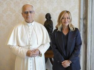 Trump rincara la dose per Meloni e il Papa: Schlein difende la presidente del Consiglio