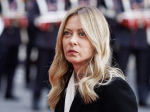 Governo Meloni, la premier a Parigi per la conferenza su Hormuz, attesa per il voto in Senato al dl Sicurezza