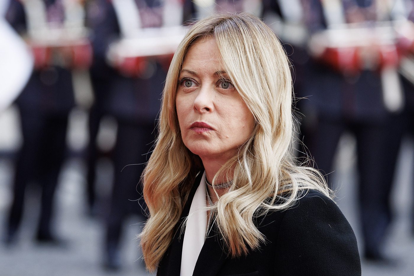 Meloni ora tenta la sponda con Macron e va a Parigi: il piano europeo per riaprire lo stretto di Hormuz