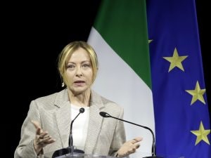 Governo Meloni, premier pronta per l’intervento a Hormuz: “Lavoriamo per stabilità”, Schlein: “Navi italiane solo con la pace”: news in diretta