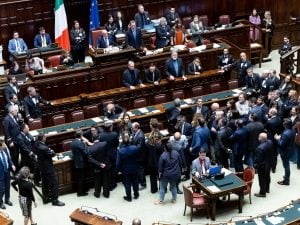 Governo Meloni, l’esecutivo pone la fiducia sul decreto Sicurezza, oggi il voto finale, Conte: “Stanno scardinando principi dello Stato democratico”