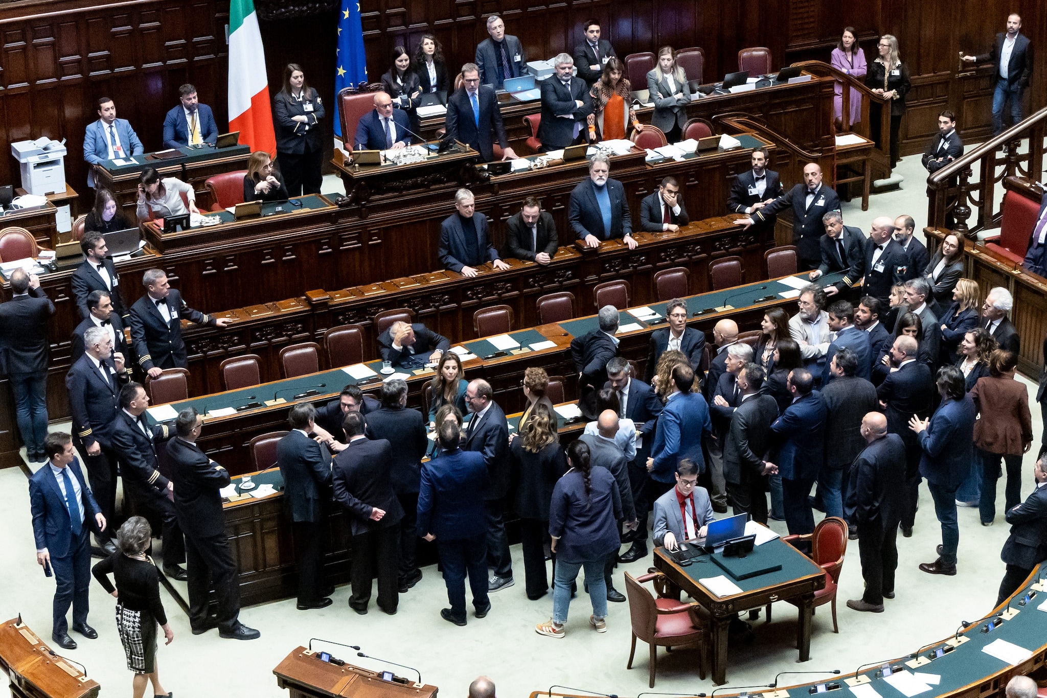 Governo Meloni, l’esecutivo pone la fiducia sul decreto Sicurezza, oggi il voto finale. Intanto fa un rimpasto fra i sottosegretari