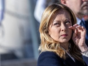 Governo Meloni, la premier condanna gli scontri del 25 aprile ma non cita i feriti dell’Anpi, Pd: “Vergognati”: news in diretta