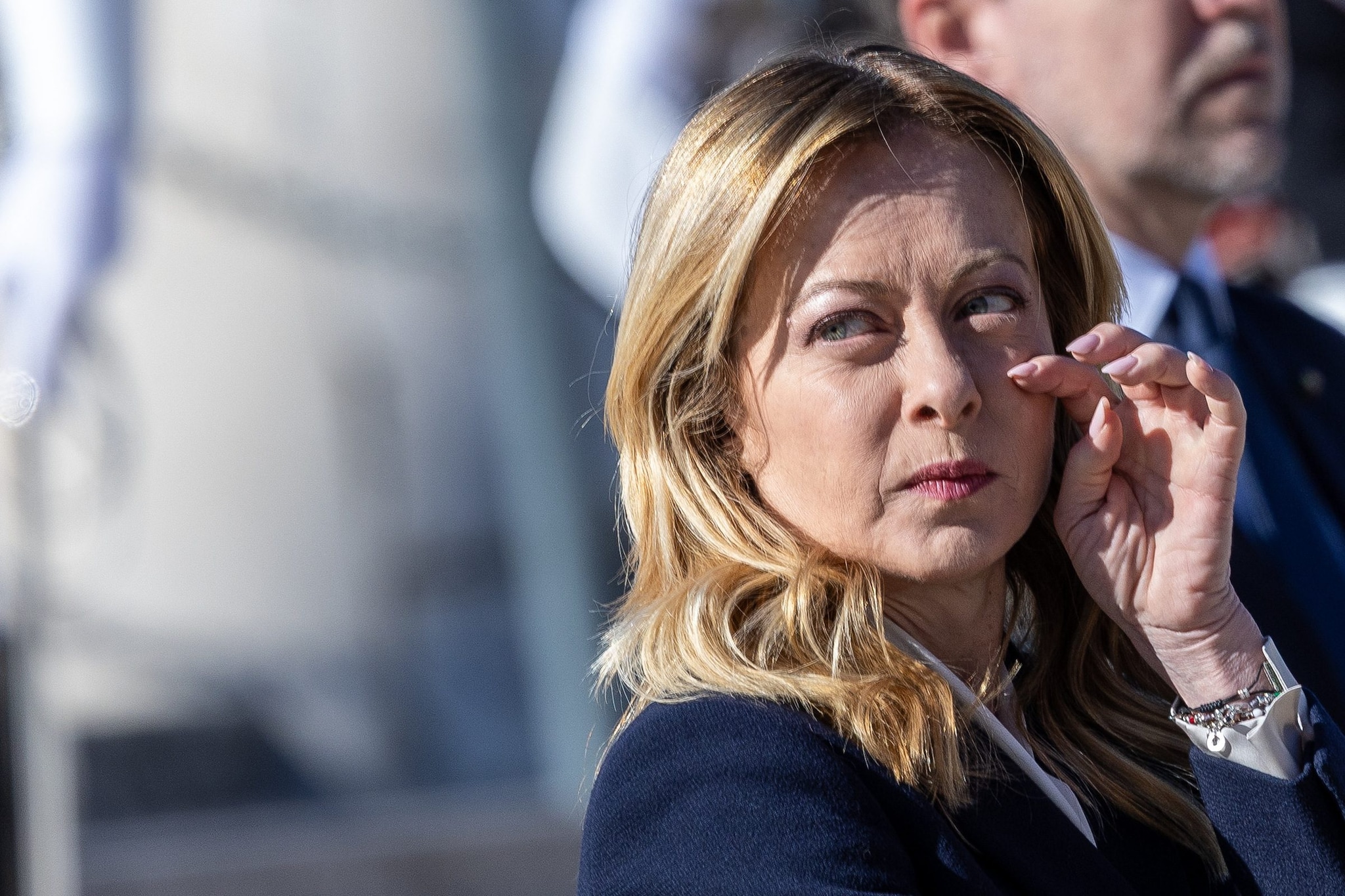 Governo Meloni, la premier condanna gli scontri del 25 aprile ma non cita i feriti dell'Anpi, Pd: "Vergognati"