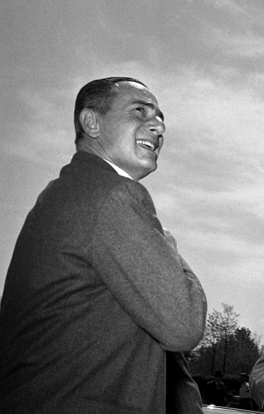 Il presidente dell’Eni Enrico Mattei all’inaugurazione di una nuova stazione di servizio Agip