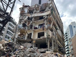 Macerie e morti a Beirut dopo i bombardamenti israeliani: “Abbiamo trovato corpi fatti a pezzi”