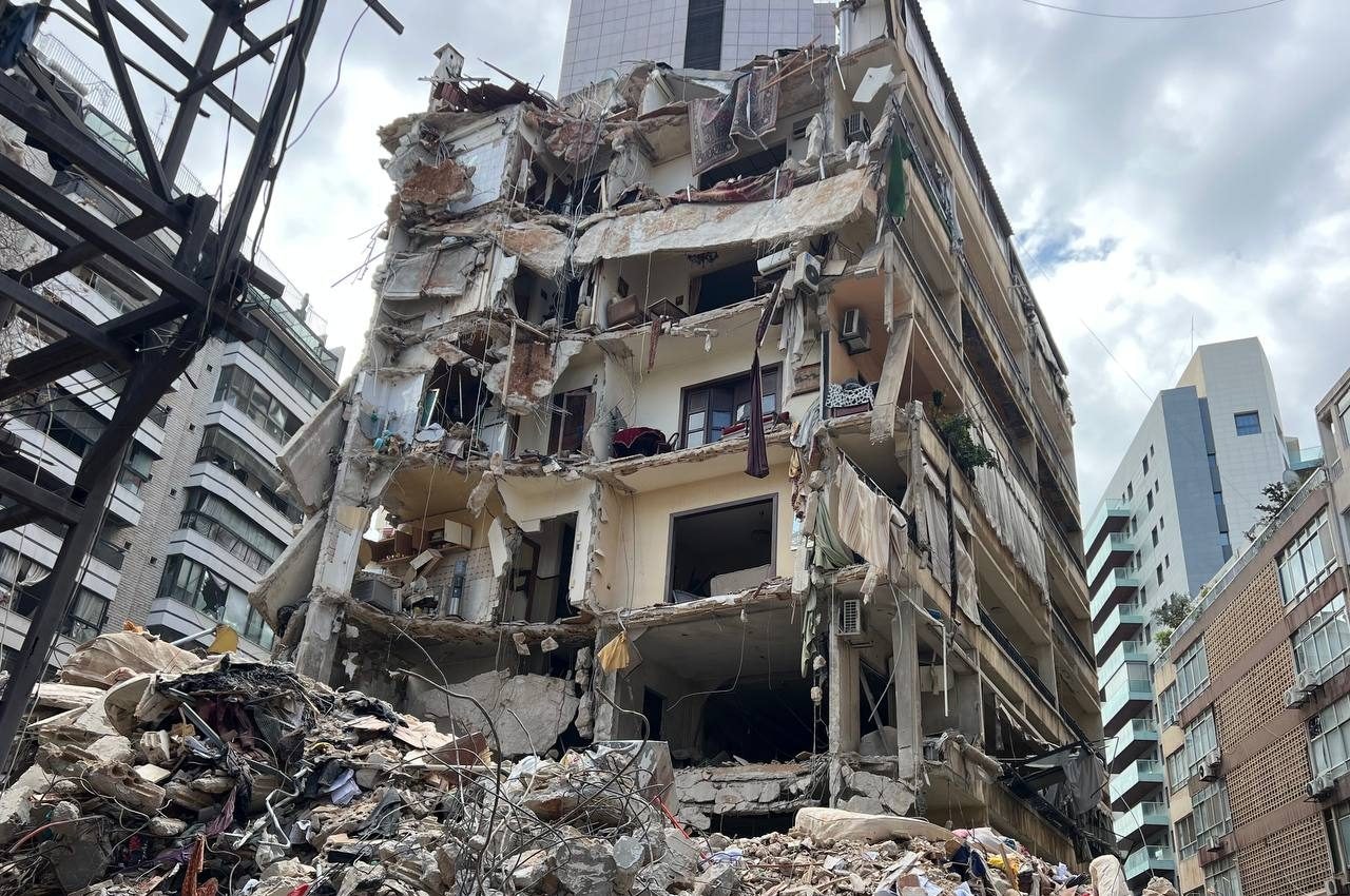 Macerie e morti a Beirut dopo i bombardamenti israeliani: "Abbiamo trovato corpi fatti a pezzi"