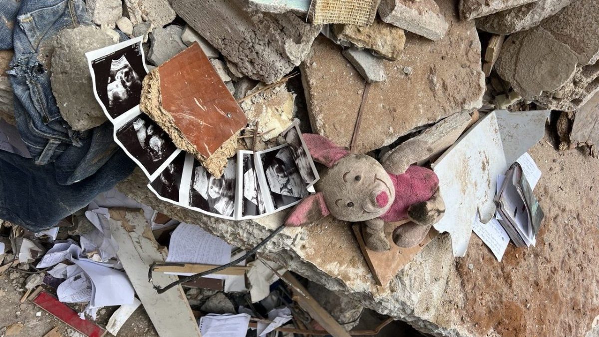 Tra le macerie di un edificio bombardato da Israele l’8 aprile, l’ecografia riconosciuta da Ahmed Mikdach. Foto di Lidia Ginestra Giuffrida