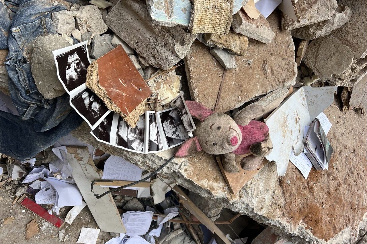 Riconosce la foto dell'ecografia della sorella tra le macerie di Beirut, Ahmed: "I nostri ricordi distrutti"