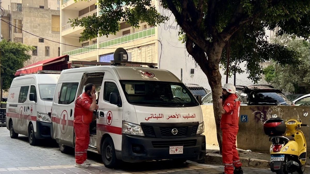 Paramedici della Croce Rossa Libanese si preparano a soccorrere i feriti dei bombardamenti israeliani dello scorso 8 aprile su Beirut. Foto di Lidia Ginestra Giuffrida