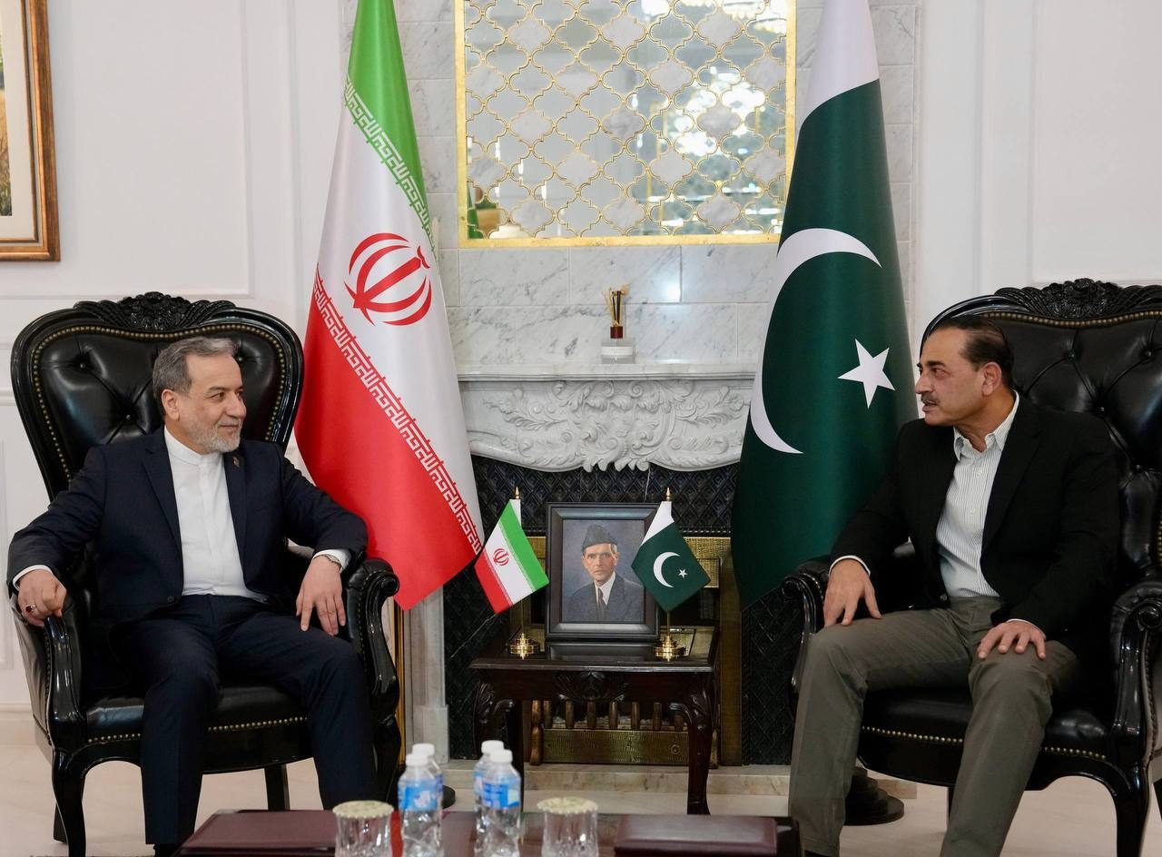 Il ministro degli esteri iraniano Abbas Araghchi con il capo mediatore pakistano Asim Munir