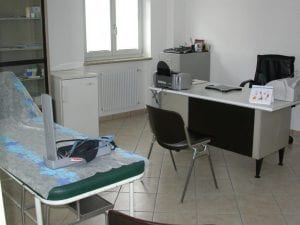 Vuole più giorni di malattia, il suo dottore gli dice di no: paziente lo picchia in ambulatorio a Trento