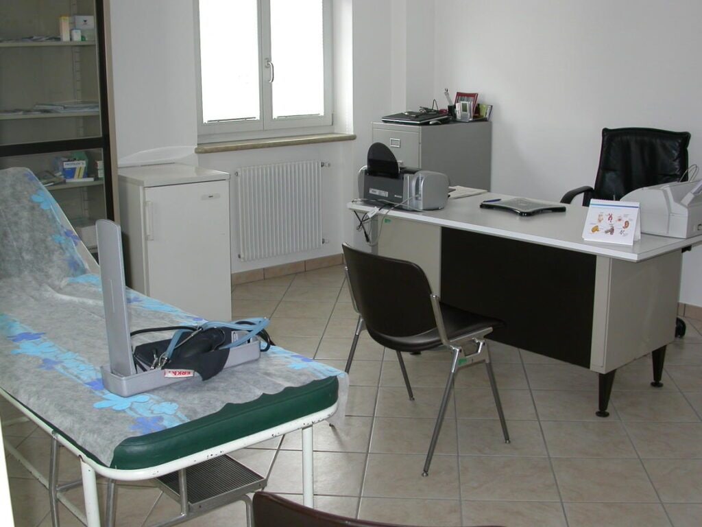 Vuole più giorni di malattia, il suo dottore gli dice di no: paziente lo picchia in ambulatorio a Trento