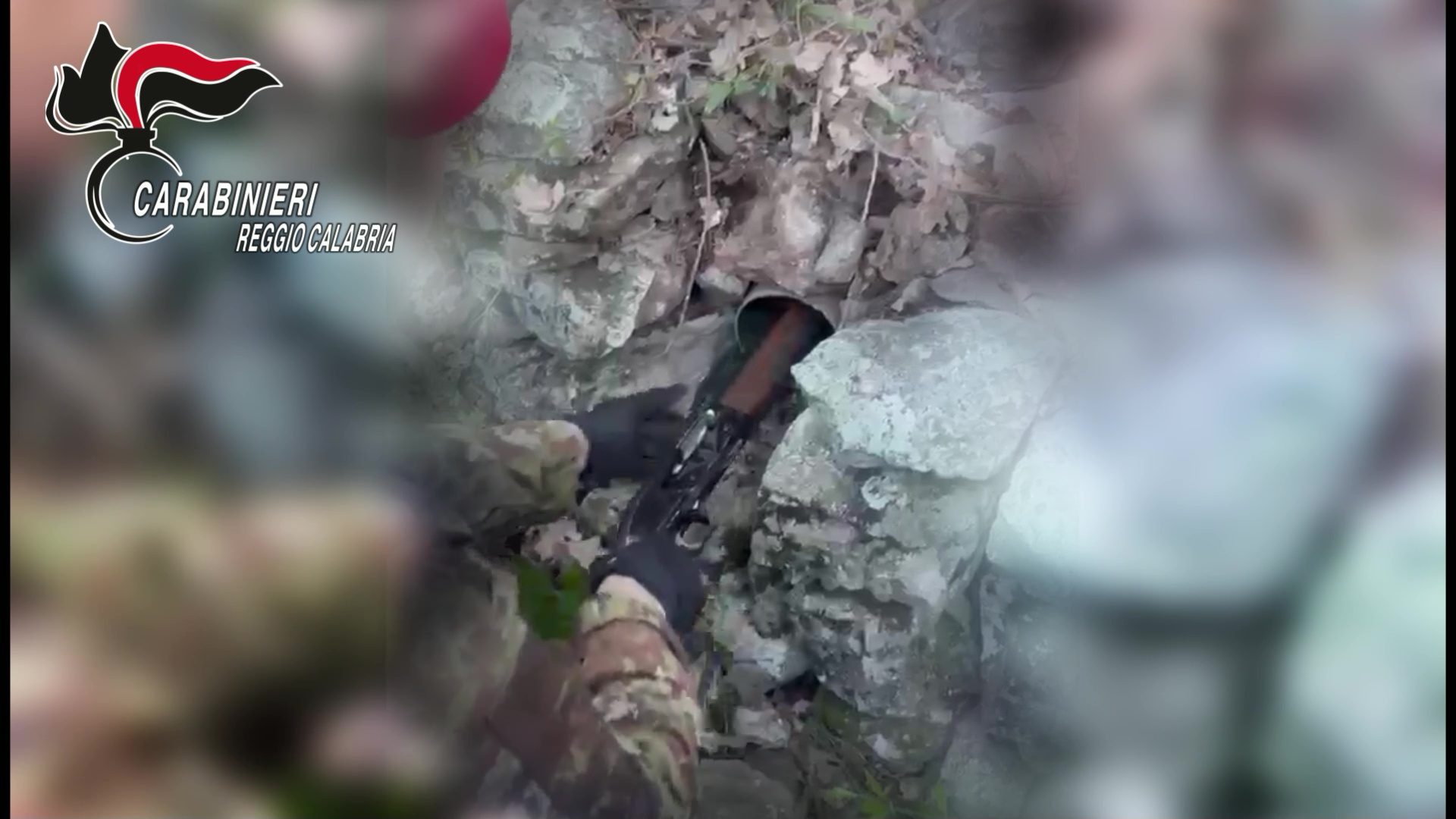 I Carabinieri trovano un arsenale nascosto in un muretto a secco in Aspromonte: "Fucili pronti all'uso"