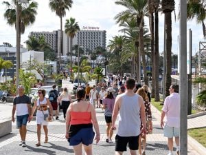 Tenerife, turista 24enne torna dal festival di musica elettronica e cade nella tromba delle scale: morto sul colpo