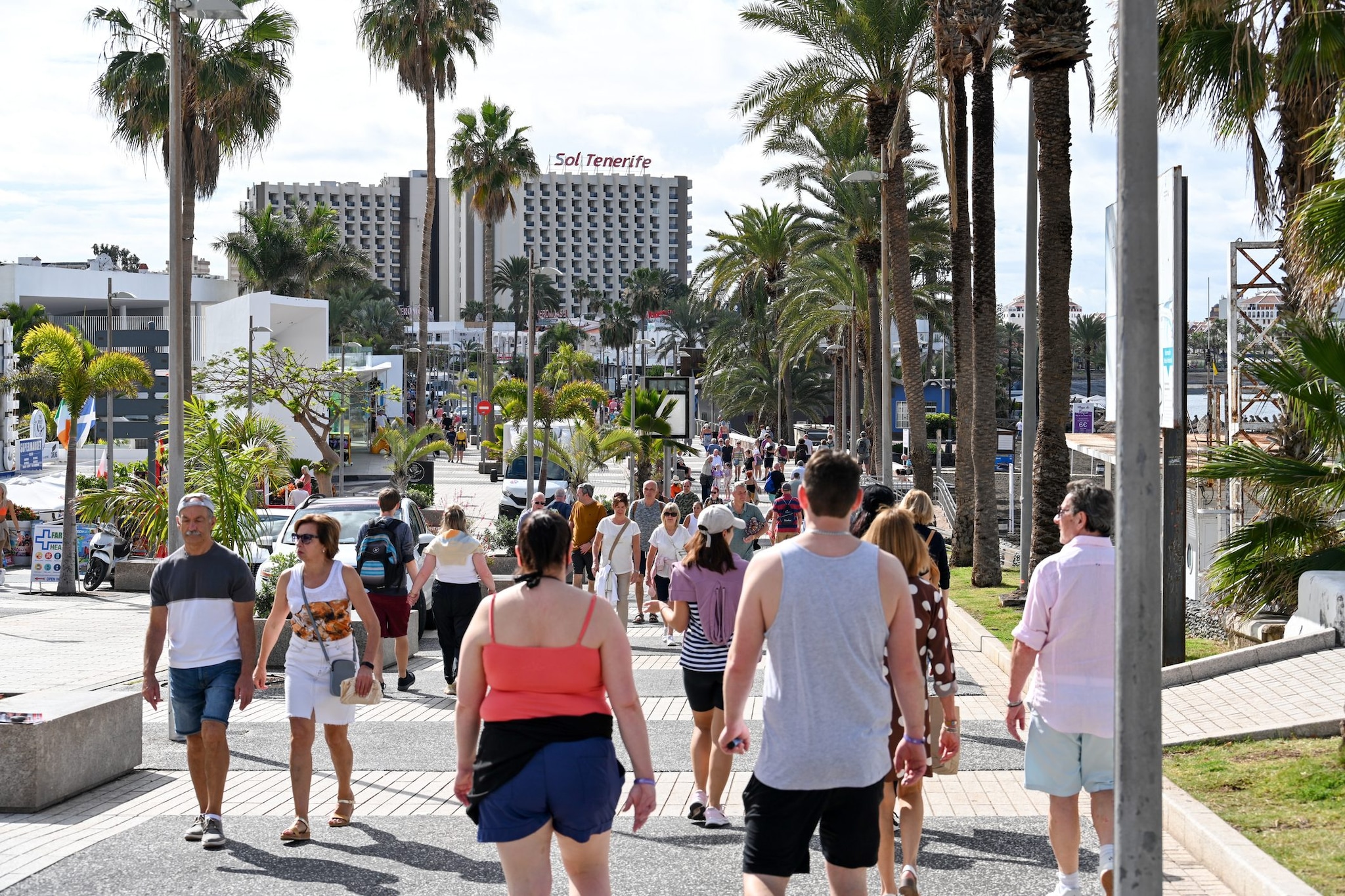 Tenerife, turista 24enne torna dal festival di musica elettronica e cade nella tromba delle scale: morto sul colpo