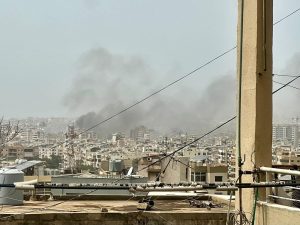 Pasqua di sangue a Beirut, Israele bombarda palazzina a Jnah: “Civili uccisi senza preavviso”