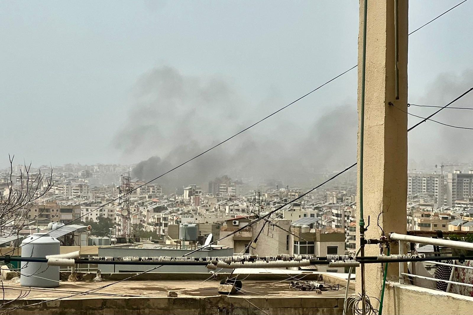 Pasqua di sangue a Beirut, Israele bombarda palazzina a Jnah: “Civili uccisi senza preavviso”