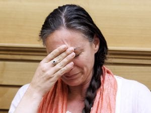 Famiglia nel bosco, Catherine Birmingham in lacrime alla Camera: “Contro i nostri figli una crudeltà mai vista”