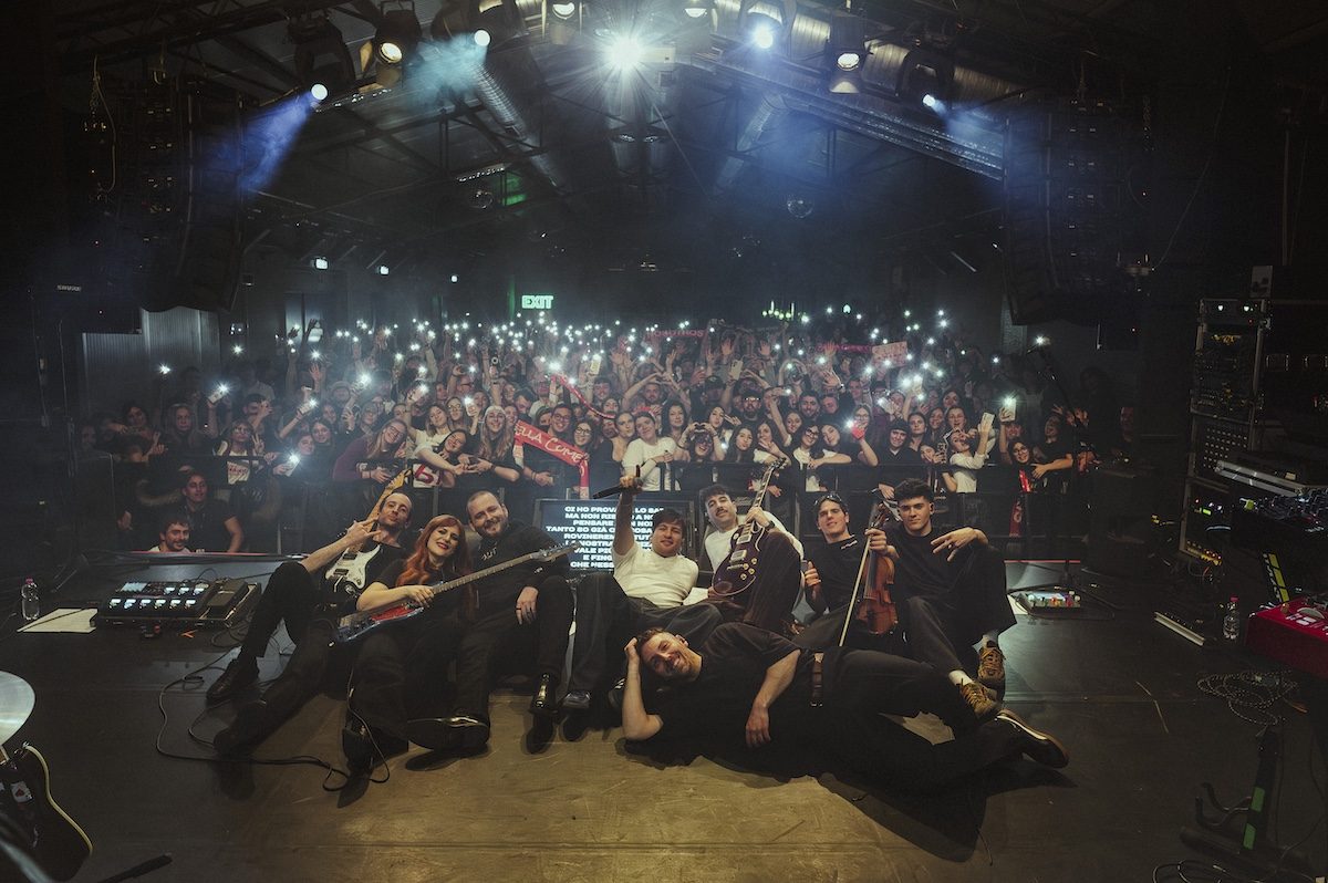 Eddie Brock con i fan durante il tour nei club