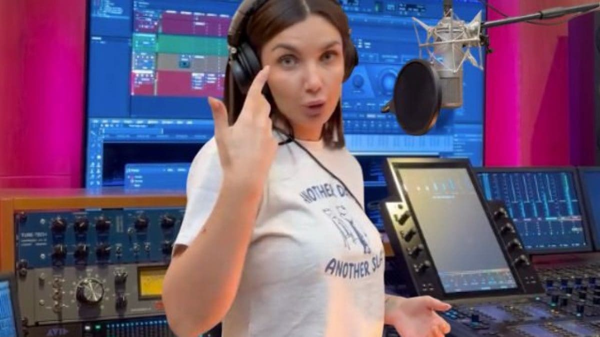 Elettra Lamborghini in studio con l’autotune