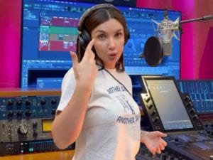 Elettra Lamborghini prova l’autotune su un fan stonato: “Pensi che aggiusti la voce? Ti sbagli”