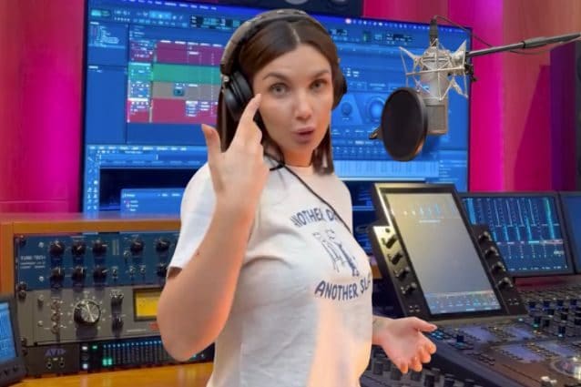 Elettra Lamborghini prova l’autotune su un fan stonato: "Pensi che aggiusti la voce? Ti sbagli"