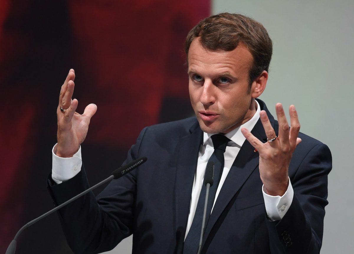 Francia, 170 scrittori si "licenziano" contro Bolloré, editore miliardario. Macron: "Difendiamo il pluralismo"